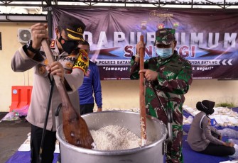 Dandim 0736/Batang Letkol Arh. Yan Eka Putra dan Kapolres Batang AKBP Edwin Louis Sengka memberikan semangat para petugas yang sedang mengolah bahan makanan di dapur umum bagi warga terdampak COVID-19 di Halaman belakang Mapolres Batang, Kamis (3/12/2020).