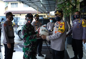Kapolres Batang AKBP Edwin Louis Sengka menyerahkan bantuan beras 11 ton beras dari Mabes Polri kepada Polsek jajaran untuk disalurkan kepada masyarakat terdampak Covid-19 di Lobi Mapolres Batang  Senin (7/12/2020)