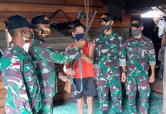 Satuan Tugas Pengamanan Perbatasan RI-Malaysia Batalyon Infanteri 407/Padma Kusuma dihadiahi satu pucuk senjata rakitan laras panjang jenis Penabur oleh warga Dusun Tangit Desa Tajum kecamatan Badau, Kabupaten Kapuas Hulu Kalbar Rabu (09/12/20)