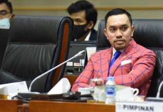 Wakil Ketua Komisi III DPR Ahmad Sahroni saat mberikwn keterangan kepada media di Mapolda Metro Jaya Jakarta, Rabu 9/12/2020