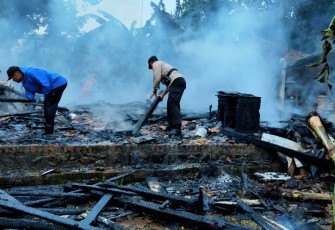 Rumah Milik Rusti (45) dan Carmin (70) Warga Dukuh Tempuran Desa Harjowinangun Barat kecamatan Tersono Kabupaten Batang ludes Terbakar 