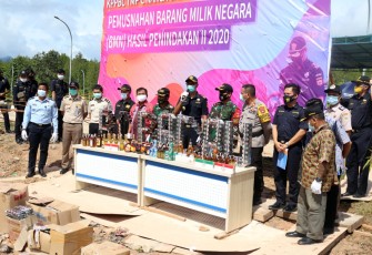 Satgas Pamtas Yonif 407/Padmakusuma Bersama Kantor Pengawasan dan Pelayanan Bea dan Cukai Tipe Madya Pabean C Nanga Badau Serta Instansi terkait Melakukan Pemusnahan Barang Milik Negara Hasil Penindakan 