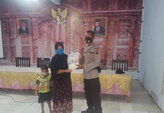 Kapolsek Wonotunggal Polres Batang IPTU Sayoko usai menyerahkan bantuan tersebut menyampaikan, bahwa telah kita salurkan bantuan beras 5 kilogram dari Mabes Polri Selasa (15/12/2020).