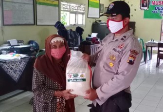 Polsek Warungasem Polres Batang distribusikan puluhan kilogram beras dari Mabes Polri untuk warga masyarakat yang terdampak pandemi COVID-19, Rabu (16/12/2020).