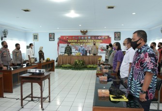 Pemerintah Kabupaten Batang bersama Forkopimda segera mengambil langkah cepat untuk mengantisipasi kerumunan saat perayaan malam Natal dan pergantian tahun dengan menggelar rapat koordinasi lintas sektor, di Rupatama Mapolres Kabupaten Batang, Kamis (17/12/2020).