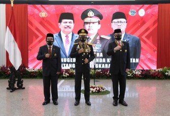 Kapolri Jenderal Idham Azis Memberikan Tanda Kehormatan Bintang Bhayangkara Utama Kepada Menteri Pendayagunaan Aparatur Negara dan Reformasi Birokasi Tjahjo Kumolo dan Menteri Agraria dan Tata Ruang/Kepala Badan Pertanahan Nasional Sofyan Djalil