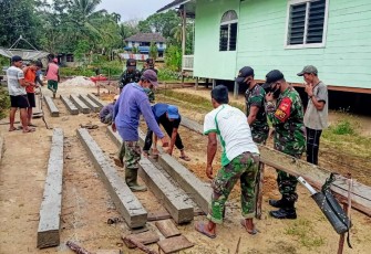Satgas Pamtas RI-MLY Yonif 407/PK melaksanakan Karya Bhakti pembangunan rumah ibadah Gereja Riam Sejawak yang ada di Dusun Riam Padang, Desa Riam Sejawak Kecamatan Ketunggau Hulu Kabupaten Sintang, Kalbar. Sabtu (19/12/20)