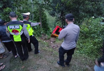Satlantas Polres Batang berada di Lokasi Kecelakaan Sabtu (19/12/2020).