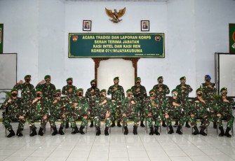 Danrem 071/Wijayakusuma Kolonel Inf Dwi Lagan Safrudin SIP Pimpin Acara Tradisi dan Laporan Korps Penyerahan Tugas dan Jabatan Kasiintel dan Serah Terima Jabatan Kasiren Korem 071/Wijayakusuma di Gedung Pertemuan