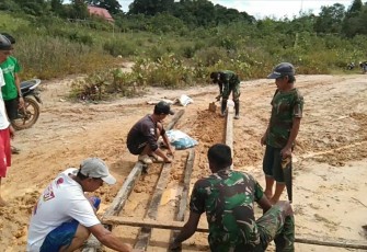 Pos Nanga Bayan Satgas Pamtas RI-MLY Yonif 407/PK bersama warga melaksanakan karya bhakti perbaikan jalan serta parit depan Gereja Nasrani (GPSK) jemaat PNIEL Desa Nanga Bayan Kecamatan Ketungau Hulu Kabupaten Sintang Kalbar (23/12/20)