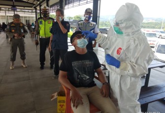 Dinas Kesehatan Kabupaten Batang bekerja sama dengan Dinas Kesehatan Provinsi Jawa Tengah dan Dinas Pekerjaan Umum Bina Marga dan Cipta Karya Provinsi Jawa Tengah menggelar  rapid test antigen gratis di Jalur Tol Km 379 A Gringsing, Kabupaten Batang, Kamis (24/12/2020),