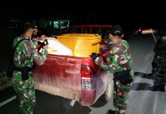 Personel Pos Keladan Satgas Pamtas RI-MLY Yonif 407/PK Berhasil Mengamankan Miras Yang Didapat Dari Hasil Sweeping