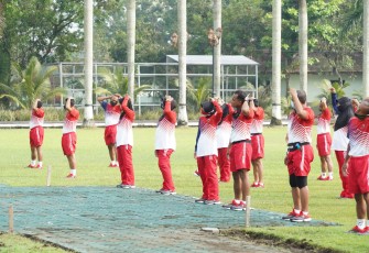 Prajurit Wijayakusuma dan PNS Makorem 071/Wijayakusuma Aerobik Bareng