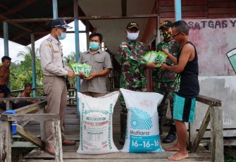 Satgas Pamtas RI-MLY Yonif 407/Padmakusuma Pos Kotis pimpinan Lettu Inf Reiky Martin bersama dengan petugas Karantina Pertanian Wilker Badau, berikan bibit tanaman serta pupuk kepada masyarakat Dusun Klawik, Desa Mensiau, Kecamatan Batang Lupar, Kabupaten Kapuas Hulu. Rabu (30/12/20)