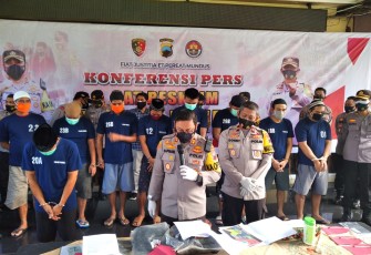 Kapolres Kendal AKBP Raphael Sandhy Cahya Priambodo, S.I.K beserta Jajarannya laksanakan  Pers Riilis di akhir tahun 2020 di depan ruang lobi Mapolres Kendal. Kamis 31/12/2020.