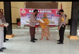 Kapolsek Rowosari AKP Zaenal Arifin SH. bersama Plt Camat Rowosari Saefudin dan Kades Gempolsewu Carmadi membagikan beras untuk warga terdampak covid 19. Jum'at, 4/12/2020.