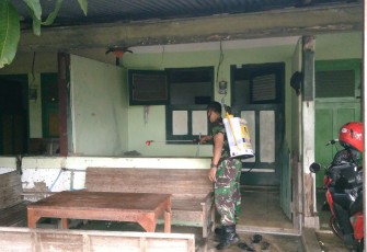Anggota Kodim 0718/Pati Semprotkan Disinfektan di Asrama 