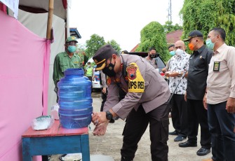 Kapolres Kendal AKBP Raphael Sandhy Cahya  Priambodo, S.I.K. bersama Dandim 0715 Kendal Letkol Inf. Iman Widhiarto dan jajaran Forkompimda Kabupaten Kendal melakukan monitoring dan meninjau langsung ke sejumlah Tempat Pemungutan Suara (TPS) Rabu (9/12/2020)