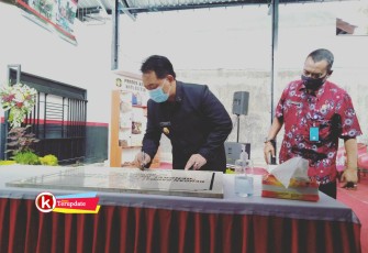 Pjs Walikota Blitar Jumadi Didampingi Kepala Disperdagin Pemkot Blitar Arianto Menandatangani Prasasti Peresmian Bengkel Metrologi di Kota Blitar (foto : Faisal NR / Klikwarta.com Blitar) 