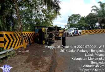 Rem Blong Mobil Truk Serempet Minibus dan Terguling