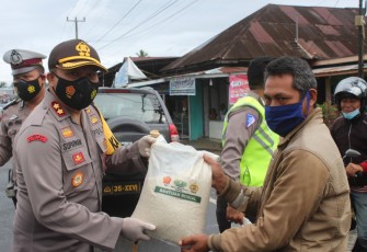 Kapolres Kepahiang AKBP Suparman SIK MAP Bagikan Paket Sembako Kepada Tukang Becak 