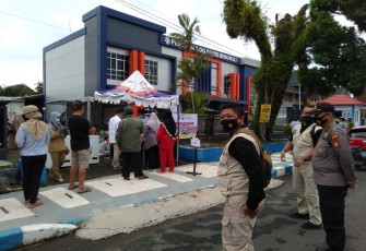 Polsek Gading Cempaka Kawal Operasi Pasar Bulog Sesuai Prokes Covid-19