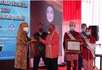 Simbolis Penyerahan Anugerah Kebudayaan Indonesia (AKI) oleh Direktur Pembinaan Tenaga dan Lembaga Kebudayaan (PTLK) Kemendikbud RI Judi Wahjudin Kepada Bupati Purwakarta Anne Ratna Mustika