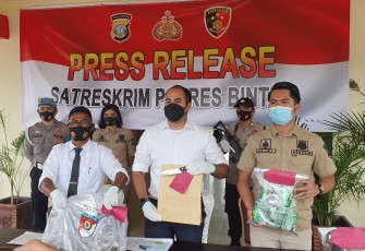 Kasat Reskrim Polres Bintan AKP Dwihatmoko Wiroseno SH SIK Melakukan Konferensi Pers 