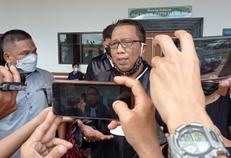 Presdir Fahmi & Partners Fahmi Oksan Awulle SH (Kiri) Bersama Direktur Fahmi & Partners (kanan) Saat Gelar Konferensi Pers