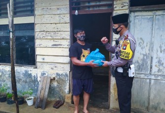 Satlantas Polres Bintan Bagikan Sembako Pada Masyarakat 