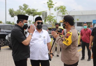 Kapolda Jateng Irjen Pol Ahmad Luthfi Gubernur Jateng dan perwakilan dari Kodam IV Diponegoro ,menyambut kedatangan jenazah Habib Ja’far al Kaff di Bandara Ahmad Yani Semarang, Sabtu (2/1)