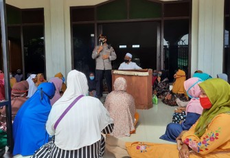 Kalpolsek Weleri AKP Miyardi SH. Mengimbau kepada jamaah pengajian untuk laksanakan prokes Selasa 5/1/2020