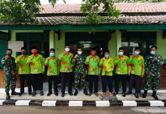 Foto pengurus DPD Lembaga Dakwah Islam Indonesia (LDII) Kabupaten Batang bersama Dandim 0736/Batang Letkol Arh  Yan Eka Putra  bertempat di Makodim,  jum'at (8/01/21)