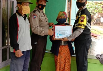 Kapolsek Warungasem Polres Batang AKP Herry Suprobo bersama Kanitbinmas Aipda Trigusmantoro dan Bhabinkamtibmas Bripka Ifkhorul Wafa menyambangi sepuluh warga di desa Sariglagah kecamatan Warungasem Jumat (8/1/2021).