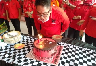 Ketua Dewan Pimpinan Cabang Partai Demokrasi Indonesia Perjuangan Kabupaten Purwakarta Sutisna