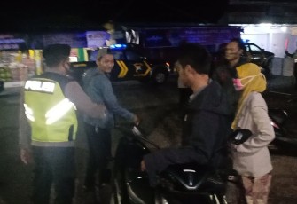 Petugas Gabungan TNI, POLRI, Satpol PP / Trantib Kecamatan Gemuh laksanakan operasi yustisi di Wilayah Hukum Kecamatan Gemuh, Sabtu malam  9/1/2021.