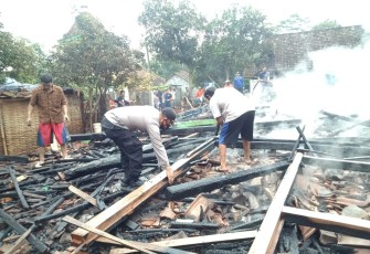 Polsek Subah, Koramil Subah, pemadam kebakaran bersama warga membersihkan puing-puing sisa kebakaran