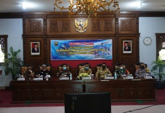 Komandan Kodim 0736/Batang Letkol Arh. Yan Eka Putra telah mengikuti gelar sosialisasi vaksinasi Covid- 19 bersama jajaran Forkopimda Kabupaten Batang Senin (11/1/2021).
