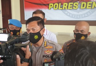 Kabid Humas Polda Jateng Kombes Iskandar F Sutisna Menjelaskan Kepada Wartawan di Mapolres Demak