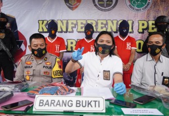 Kasat Reskrim Polres Wonogiri Iptu Ghala Rimba Doa Sirrang, S.IK mewakili Kapolres AKBP Christian Tobing, S.IK, MH, M.Si dalam keterangan persnya di hadapan awak media di Mapolres Wonogiri, Selasa (12/1)