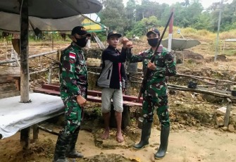 Satuan Tugas Pengamanan Perbatasan Indonesia Malaysia (Satgas Pamtas RI-MLY) Yonif 407/PK Kembali Menerima Penyerahan Senjata Api Jenis Bowman Secara Sukarela Dari Warga Setempat