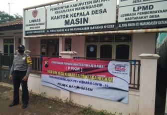 Kepolisian Sektor (Polsek) Warungasem memasang baner imbauan taat protokol kesehatan (prokes) di wilayah kecamatan Warungasem.
