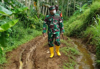 Kasdim Mayor Kav Hariyono Didampingi Danramil 02/Limpung Kapten Inf Noor Rofik Melaksanakan Peninjauan Lokasi Program TMMD 
