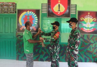 Komandan Pos Sei Tekam Satgas Pamtas RI-MLY Yonif 407/PK Serka M Kharis Amrulloh Terima 1 Pucuk Senjata Api Rakitan Jenis Penabur