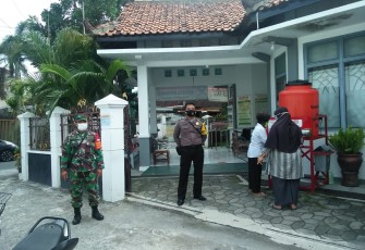 Kodim 0735/Surakarta Sertu Rohmad melaksanakan pengawasan dalam rangka PPKM serta menghimbau para pengunjung untuk terus menerapkan disiplin protokol kesehatan covid-19 di seputaran UPTD Puskesmas Jayengan Jl. Wiro tamtomo Kelurahan Jayengan Kecamatan Serengan , serta masyarakat yang akan berobata di Puskesmas Jayengan.