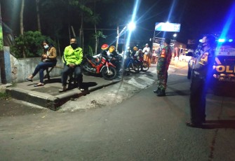 Tim Gabungan Terdiri Dari Anggota Koramil 01/Kota Boyolali Kodim 0724/Boyolali Serda Joko Susanto Polsek Boyolali Kota dan Satpol PP Kota Boyolali Menggelar Operasi Yustisi