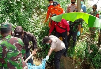 Petugas Evakuasi Mayat Wanita Tanpa Identitas di Sungai Gawak 