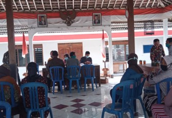 Babinsa Koramil 15/Andong Kodim 0724/Boyolali Sertu Slamet W Bersama Bhabinkamtibmas Polsek Andong Bripka Arif Darmawan menghadiri Kegiatan penerimaan Bantuan Langsun Tunai (BLT) Sumber Dana Kemensos RI Untuk Masyarakat Terdampak Covid-19 Tahap X di Kantor Balai Desa di Desa Kadipaten Kecamatan Andong Kabupaten Boyolali 