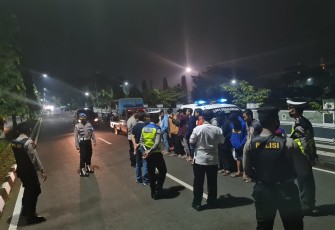 Petugas Berpatroli Bubarkan Kerumunan Massa 