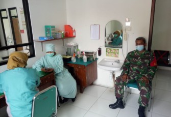 Babinsa kelurahan Serengan Koramil 03/Serengan Kodim 0735 Surakarta Serka Aris Memantau dan Monitoring Pelaksanaan Penyuntikan Vaksin Sinovac